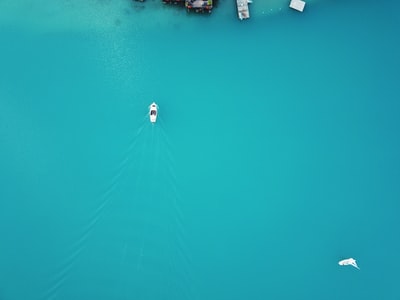 白天水体上白色船只的航空摄影